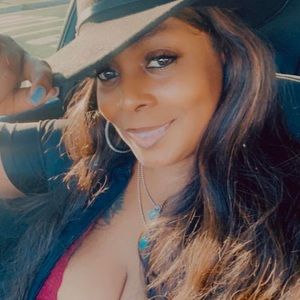 Meet your Posher, Mona